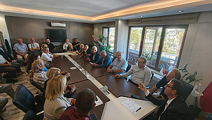 SEDAT DURMAZ İYİ PARTİ'YE KATILDI: ROZETİNİ RIDVAN UZ TAKTI