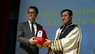 ÜAK BAŞKANI VE ÇOMÜ REKTÖRÜ ERENOĞLU'NDAN ARDAHAN'DA ANLAMLI AÇILIŞ DERSİ