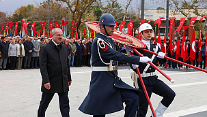 ÇANAKKALE'DE CUMHURİYET BAYRAMI İÇİN ÇELENK TÖRENİ DÜZENLENDİ