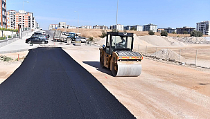 ÇANAKKALE'DE ŞEHİT ÖMER HALİSDEMİR CADDESİ'NDE ASFALTLAMA ÇALIŞMALARI SÜRÜYOR