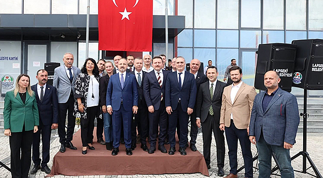 LAPSEKİ BELEDİYESİ'NE ÇÖP KAMYONU HİBE EDİLDİ