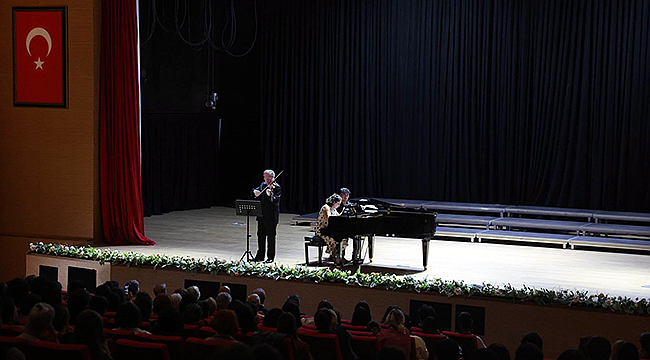 VALİ TORAMAN, ÇOMÜ'DE KEMAN VE PİYANO RESİTALİNE KATILDI